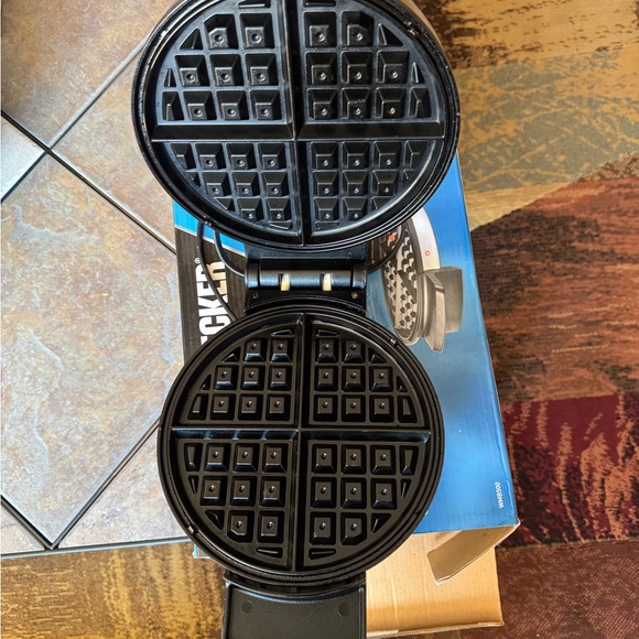 Black & Decker Home Waffle Maker with Brushed Metal Finish - Picture 4 of 5